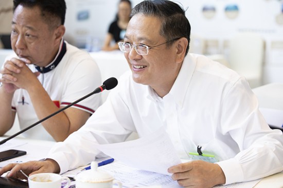 深圳上市公司協(xié)會執(zhí)行副會長兼秘書長黃鐵軍主持會議