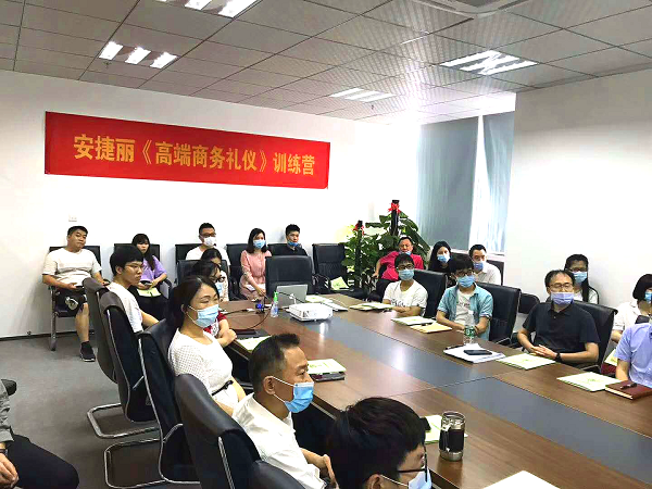 直線管理咨詢?yōu)榘步蓰惗ㄖ聘叨松虅?wù)禮儀培訓(xùn)