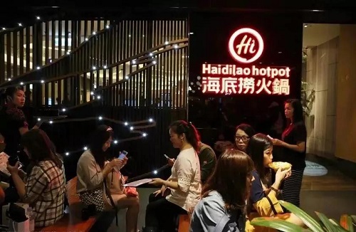 上半年血虧近10億，極致化服務漸失靈，海底撈如何自救？