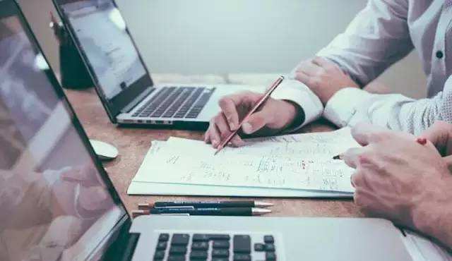 如何做好企業(yè)的年終績效考核？ 請先思考以下五個問題