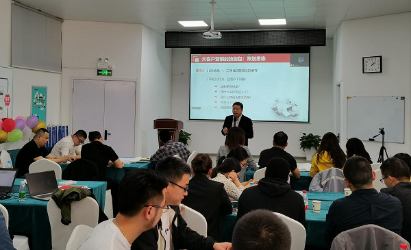 直線管理咨詢?yōu)槟暇┤f德做《大客戶營銷》專項輔導