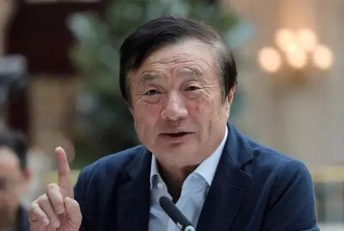 什么是常識？ 以客戶為中心的戰(zhàn)略，樸素至極，但華為把它做到了極致  以客戶為中心，是華為核心價值觀的第一句話，怎么強調(diào)其重要性都不為過。世界上，所有真正成功的企業(yè)都做到了以客戶為中心，因為客戶是所有公司的衣食父母，服務客戶、為客戶創(chuàng)造價值是公司賴以生存的全部理由和意義所在，沒有客戶，就沒有商業(yè)成功。  01、文化上，以客戶為中心  任總強調(diào)：眼睛盯著客戶，這樣屁股才能對著老板。他是這么說的，也是這么做的，絕不允許員工阿諛奉承，走上層路線。在華為，只有服務好了客戶，才是有功之臣。華為的文化就是服務文化，我們就是要為客戶提供優(yōu)質服務。什么叫優(yōu)質服務？就是我們收到了錢，客戶還說我們好。  曾經(jīng)有個華為的同事跟我說：“每次做東西，發(fā)郵件，我都會無意識地考慮下措辭是否準確，是否具備客戶意識，收郵件的人是否愿意認真看郵件，是否一眼就能看得懂，會怎么理解，幾乎成了強迫癥?！边@恐怕就是文化的強大力量。  02、全面客戶意識和設計  比如說，華為的財經(jīng)和HR兩大支撐性組織，都符合三支柱模型。即在機關建專家中心COE（Center of Excellence），在一線建BP（Business Partner）組織，在區(qū)域建SSC（Shared Service Center）。一線和區(qū)域的財經(jīng)、人力資源BP、SSC組織是為了更好的支持業(yè)務落地，做業(yè)務的伙伴，需要兩條線匯報工作，即對業(yè)務線和專業(yè)線匯報工作。對業(yè)務線匯報是非常重要的。而專業(yè)線的上級對下屬的評價，必定會充分參考其所對口支持的業(yè)務線管理層的滿意度，對業(yè)務服務和支持不夠的主管，會被果斷拿掉。這樣的組織建設，完全是業(yè)務主導型，是支持業(yè)務，以客戶為中心的體現(xiàn)。當然，這兩條線的工作沒少讓任總操心，也經(jīng)常被批評：理解業(yè)務不深、支持業(yè)務不夠。  任總也多次對財務人員提要求：“財務如果不懂業(yè)務，只會提供低價值的會計服務；財務必須要有渴望進步、渴望成長的自我動力；沒有項目經(jīng)營管理經(jīng)驗的財務人員，就不可能成長為CFO；稱職的CFO應隨時可以接任CEO。”  對財經(jīng)、HR或者其他業(yè)務支撐部門，任總的要求始終要理解業(yè)務，為業(yè)務服務，本質上都是為客戶服務。實際上，財經(jīng)和HR組織和能力在業(yè)界都算得上是最好的，他們比幾乎所有國內(nèi)公司更貼近業(yè)務，更懂業(yè)務，這也跟任總始終強調(diào)和要求以客戶為中心的做法分不開，這種高標準、嚴要求的做法誕生了最牛和最佳實踐團隊。  03、理解客戶需求  理解客戶需求，說起來容易，做起來很難。不同客戶的需求是不同的，千篇一律地用同樣的方法對待不同的客戶，可能要碰釘子；二是客戶很多時候并不會耐心地告訴你他的需求，客戶的選擇很多，你需要快速、準確地理解客戶需求才能獲得訂單；三是客戶很多時候對自己需求的理解也只是個大概，他不能準確的描述想要的東西；四是客戶的需求也是不斷變化的，每個階段可能不一樣?？赡苓€有更多的原因，總之，客戶的需求并不容易理解。  3.1 誰是客戶？  《毛澤東選集》第一卷《中國社會各階級的分析》開篇就講：“誰是我們的敵人？誰是我們的朋友？這個問題是革命的首要問題。”作為企業(yè)來講，誰是你的客戶？誰是你的用戶？這也是企業(yè)生存的首要問題。誰是客戶不見得每個企業(yè)都分得清楚。  早年華為的手機是捆綁運營商銷售的，有自己品牌也有幫運營商貼牌的。那早年的手機的客戶是誰？是終端消費者還是運營商？不同情況也不一樣，幫運營商貼牌的，客戶理應是運營商，因為消費者的需求是通過運營商傳遞給制造商的，運營商知道他們想要什么產(chǎn)品。以華為自有品牌出售的，客戶是終端消費者，因為運營商只是渠道。  再者，很多企業(yè)講內(nèi)部客戶，我們剛才講到的華為財經(jīng)和HR部門，他們的客戶又是誰？是業(yè)務部門？是老板？還是企業(yè)客戶？以華為來看，只能是企業(yè)客戶，是以企業(yè)的客戶為中心。如果把業(yè)務部門當做最終客戶，可能會出問題。比如，在業(yè)務部門腐敗的時候，財經(jīng)和HR如何堅持原則？可能會喪失獨立性。恰恰敢于同腐敗行為做斗爭，就是真正的以客戶為中心，因為企業(yè)內(nèi)部清正廉明，有利于熵減，提高企業(yè)競爭力，提升企業(yè)的客戶服務能力和水平。如果把老板當做客戶，那問題就更大了，會造成屁股對著客戶，臉對著老板，阿諛奉承、腐敗可能會不斷滋生。以老板為中心的例子在很多企業(yè)身上滋生，本質上，管理層沒理解客戶是企業(yè)的生存之本。  理解客戶需求，華為首先在誰是客戶的問題上，想得很明白。這就是激發(fā)組織，團結組織成員緊緊瞄準以企業(yè)客戶為中心，創(chuàng)造價值，而不是以業(yè)務部門、以老板為中心，虛耗資源，產(chǎn)生熵增。  3.2 如何理解客戶需求？  華為理解客戶的需求還特別強調(diào)了：客戶需求導向優(yōu)先于技術導向。這是因為華為在引進IPD集成產(chǎn)品開發(fā)(Integrated Product Development)體系之前，華為的研發(fā)走過很多彎路。比如研發(fā)以技術為中心，孤芳自賞，研發(fā)了一堆客戶并不需要的產(chǎn)品，交了高昂的學費。任總曾說“對技術的崇拜不要走到宗教的程度。我曾經(jīng)分析過華為技術、朗訊可能失敗的原因，得出的結論是不能走產(chǎn)品技術發(fā)展的道路，而要走客戶需求發(fā)展的道路?！彼裕慰偤髞碓谌A為反復強調(diào)不要孤芳自賞，要做工程商人。實際上，IPD系統(tǒng)，體系化地解決了華為端到端產(chǎn)品開發(fā)流程設計，是客戶化的流程，需求從客戶端來，產(chǎn)品從滿足客戶端去，這樣做的好處是抑制了創(chuàng)新的沖動，創(chuàng)新不再是盲目創(chuàng)新，而是客戶需求為導向的創(chuàng)新。  04、滿足客戶需求  以客戶為中心，光理解客戶需求而沒有滿足客戶需求是沒有意義的。理解客戶是基礎，滿足客戶需求是關鍵。華為這么成功的關鍵因素是很好地滿足了客戶需求，獲得了客戶認可。任何企業(yè)的成功，這一條是肯定的。在滿足客戶需求上，華為做了很多嘗試，主要體現(xiàn)在：  4.1一流的接待和服務  重視客戶，把客戶當上帝。  華為有一流的車隊，清一色的奔馳、奧迪豪華禮賓車，國旗班退伍的司機，豪華酒店，規(guī)范無縫的接待流程等等。這些都是為客戶準備的，不是給領導和員工準備的，華為非常重視客戶，把客戶當上帝。  2019年3月，公司在華為基地某客戶展廳接待重要客戶團組時，發(fā)現(xiàn)該展廳原本陳列的一塊8K屏幕缺失，無法通過該屏幕演示相關的場景和內(nèi)容，經(jīng)查，是由營銷部門借到巴塞羅那參加展覽去了。該情況被管理層獲悉后，相應業(yè)務集團的總裁專門做了《關于F1展廳8K屏幕的檢討》，核心內(nèi)容是強調(diào)要保證客戶界面的投入，把以客戶為中心落實到相關業(yè)務流程中。任總認為該檢討不夠深刻，專門批示：“檢討沒有深刻認識什么叫戰(zhàn)場，什么叫戰(zhàn)線，我們怎么對勝利負責。萬一別人就從這個缺口進攻呢？沒有窮到?jīng)]有褲子穿，拆東墻補西墻，聯(lián)想到研發(fā)的鼠標（缺鼠標），為什么不減少一些員工，騰出經(jīng)費來呢？”一件不大的事情，在華為這么大的公司，業(yè)務部門總裁檢討，任總公開批評。可見，公司高層對客戶接待的重視程度，展廳就是戰(zhàn)場，客戶界面無小事。  工作做在細節(jié)  熟悉華為的朋友知道，華為的客戶接待流程是規(guī)定的非常細的?？蛻粜谐?、安排、交通、住宿、陪同人員、宣講重點、什么級別、喜好等等，都寫得清清楚楚。甚至規(guī)定，客戶準備坐車，當客戶站到車門口的時候，車門應該是打開的。這些工作都體現(xiàn)了華為對客戶的用心程度，贏在細節(jié)。想盡一切辦法讓客戶滿意。  確保在客戶最需要的時候第一個出現(xiàn)。  幾乎可以這樣講，哪里有災難，哪里就有華為的同事在幫助客戶恢復通信。無論是日本核泄漏，利比亞的撤僑，伊拉克戰(zhàn)爭，印尼海嘯……華為總是在客戶最困難，最需要人支持的時候第一個出現(xiàn)，或者干脆就沒走，時刻等待客戶召喚。我記得當年日本核泄漏的時候，華為的很多兄弟仍然在日本堅守，幫客戶恢復通信，并沒有回國，時任公司董事長的孫亞芳還在核泄漏最危險的時候去日本第一線慰問員工。至于，平常周末加班，深夜加班幫客戶處理故障的事情數(shù)不甚數(shù)，都不值得說。  這樣舍身忘我，以客戶為中心的供應商，客戶怎么能不喜歡？事實上，華為在很多地方贏得客戶的青睞正是依靠在客戶最需要的時候出現(xiàn)，在最危險的時候出現(xiàn)，在友商已經(jīng)撤離的時候出現(xiàn)。亞非拉艱苦地區(qū)是這樣；伊拉克、利比亞的戰(zhàn)亂是這樣；日本、印尼地震是這樣；臺風、泥石流、海嘯等自然災害還是這樣。這是真正的以客戶為中心，這也是世界上最好的服務。  4.2 解決客戶痛點  華為通信業(yè)務之所以在非洲等欠發(fā)達地區(qū)開花結果。是因為當?shù)貤l件艱苦，很多國家基礎設施落后，甚至經(jīng)常停水停電，蚊蟲肆虐，衛(wèi)生條件和生活條件極其艱苦。這些艱苦地區(qū)，國外很多廠商在當?shù)貨]有服務團隊，華為扎根當?shù)?，理解客戶需求，解決服務痛點，隨叫隨到，第一時間幫助客戶排除設備故障，甚至是友商設備的故障，這樣的優(yōu)質服務能夠及時恢復當?shù)氐耐ㄐ啪W(wǎng)絡。這些地方的成功很大一部分原因是解決了當?shù)赝ㄐ胚\營的痛點，即在設備故障或者天災人禍的時候能夠幫他們及時恢復通信，讓欠發(fā)達地區(qū)消費者享受優(yōu)質的通信服務。   4.3 提供有競爭力的技術、產(chǎn)品、服務、交付和解決方案  華為無論是技術突破，提供優(yōu)質的產(chǎn)品，一流的服務，準確及時的交付，系統(tǒng)化的解決方案等，都是為了更好地滿足客戶需求。往往有競爭力的技術方案、優(yōu)質的產(chǎn)品、一流的服務、準確及時的交付、系統(tǒng)化的解決方案就意味著高成本、高價格，這是客戶不愿意看到的，既要確保客戶滿意，又要嚴格地控制內(nèi)部的所有成本，這樣才能做到客戶滿意。因此，任總表示“我們的目標是成為網(wǎng)絡設備的業(yè)界最佳。質量好、服務好、內(nèi)部運作成本低、優(yōu)先滿足客戶需求，是我們達到這一目標的四大策略?！? 華為之所以能夠拿下BT、Vodafone、Telefonica、DT、FT等全球知名大T，總的來說是因為華為產(chǎn)品更優(yōu)質，服務更好，交付周期更短，解決方案更具系統(tǒng)性，以上都是以客戶為中心的重要體現(xiàn)。  4.4 客戶滿意是衡量一切工作的準繩  在華為，如果說所有工作的統(tǒng)一評價標準是什么？就是客戶滿意。整個公司，包括對高級干部的評價，以責任結果為導向，以客戶滿意為導向。  客觀講，雖然華為強調(diào)客戶滿意，以客戶為中心，但由于公司規(guī)模大，項目很多，部門繁雜，流程復雜度高，各條戰(zhàn)線疲于應付，明哲保身，客戶不滿意的情況時有發(fā)生。我曾經(jīng)在馬來西亞工作過，馬電事件（馬來西亞電信CEO的投訴）在華為內(nèi)部眾人皆知。其它客戶也時有抱怨說：“華為人現(xiàn)在見我一次就教育我一次，講Vodafone怎么怎么樣，講FT怎么怎么樣……”這些客戶的投訴，華為非常重視并作為反面教材，要求干部和員工引以為戒。   05、建立以客戶為中心的流程化體系  如果只是強調(diào)以客戶為中心，而不是建立客戶為中心的流程化體系運作，客戶為中心是很難落到實處的。任總曾講“企業(yè)管理的最終目標是建立流程化的體系?！边@非常重要，流程化的體系也是公司的核心競爭力之一，因為好的流程化體系能夠提升公司效率，提升產(chǎn)品的質量，提高客戶滿意度。例如，IPD系統(tǒng)建立之后，華為公司的創(chuàng)新不再依賴于某個人，而能夠發(fā)揮群體的優(yōu)勢，也就是組織的優(yōu)勢。  流程化的管理體系是指以流程為主線的管理方法、體系。強調(diào)以流程為目標，以流程為導向來設計組織框架，同時進行業(yè)務流程的不斷再造和創(chuàng)新，以保持企業(yè)的活力。流程必須是以客戶為導向，以公司整體目標為出發(fā)點的。但是企業(yè)很多的流程，大部分都是各個部門為主體，各自設計的工作程序，他們?nèi)狈菊w性的考量和視野，更缺乏客戶導向，只是基于職能需要和操作的規(guī)范性而建立的，部門與部門之間常常割裂，很難打通，更談不上客戶化。  華為的流程體系，包括戰(zhàn)略、研發(fā)、銷售、供應鏈、HR、財務……都是流程化的，是基于目標任務打通的流程體系，特別是基于客戶需求而建設的流程化體系。比如：集成產(chǎn)品開發(fā)流程（IPD），集成供應鏈變革（ISC）、集成財經(jīng)變革（IFS）、從線索到現(xiàn)金變革（LTC）等一系列主要的流程體系變革都是客戶化的。這樣做至少有兩個方面的重大作用：  06、人力資源管理、干部管理上導向客戶  “將軍必發(fā)于行伍，宰相必取于州郡”，華為的干部一定是要從基層一線來的，沒有基層一線成功實踐經(jīng)驗的人員是不能被選拔成為干部的。優(yōu)先在主戰(zhàn)場、一線和艱苦地區(qū)選拔干部。員工的考核和激勵資源要向一線充分傾斜，向艱苦地區(qū)傾斜等，因為只有這樣的干部和員工才能理解客戶，服務客戶，才能引領公司走向商業(yè)成功。因此，這些辦法和措施都是為了保障以客戶為中心落到實處。   2016年10月，華為2000余名干部和高級專家奔赴海外一線的誓師大會隆重舉行?！按航喯戎?，不破樓蘭誓不還”的標語迎風飄揚。華為像多年前一樣，又一次鼓勵大家奔赴海外，奔赴一線，不過這一次不是普通員工，是干部和專家團隊出征海外。這么多人去一線干什么？任總講：“在大機會來臨之時，這兩千名技術專家及干部，將與幾萬名熟悉場景的前線將士，結合在一起，形成一股鐵流，撕開一道通向未來的口子，保證華為未來的縱向發(fā)展，橫向擴張。”他們?nèi)ヒ痪€的目的是理解客戶需求，抓住客戶需求，為華為未來的發(fā)展打下堅實基礎，特別是在技術和產(chǎn)品研發(fā)上，發(fā)現(xiàn)機會，捕拿數(shù)字經(jīng)濟的巨大發(fā)展紅利和商機。而這些巨大的商機在總部是很難捕捉的，需要去一線，理解客戶，熟悉客戶，從客戶中來，再到客戶中去?？梢姡A為的人力資源管理，干部管理都是導向客戶，服務客戶的。