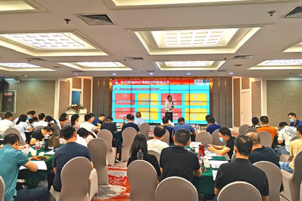 直線管理咨詢?yōu)槿葜行∑髽I(yè)做《企業(yè)營(yíng)銷領(lǐng)導(dǎo)力系統(tǒng)打造》專項(xiàng)輔導(dǎo)