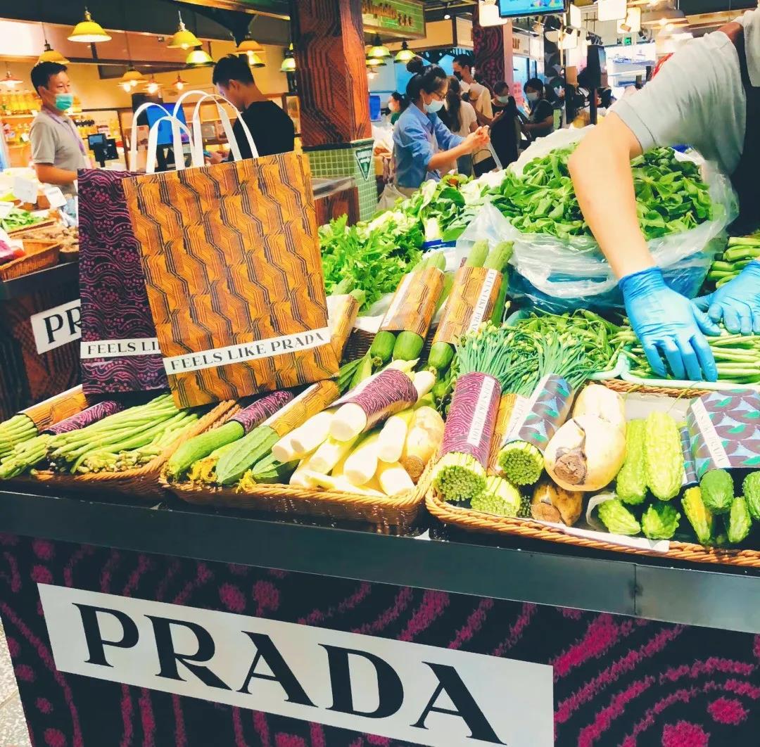 【觀點】Prada的菜市場、LV的咖啡店...“跨界”成為奢侈品的狂歡！